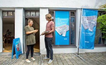 Redakteur Reinhold Manz vor der Pop-up-Redaktion in der Winterbacher Westergasse, 26.07.2024.