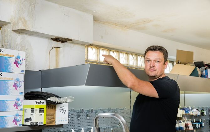 Wasserschäden in der Postagentur im Schelmenholz: Betreiber Enrico Schäfer, Winnenden, 26.07.2024.