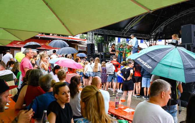 Leutenbach Hocketse der Gemeinde im Spatzenhof im strömenden Regen, 27.07.2024.