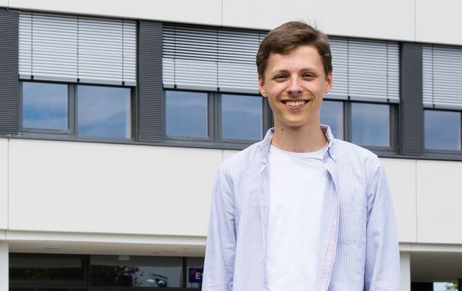 Moritz Schneider hat das Abitur am Lessing-Gymnasium mit 1,0 bestanden, Winnenden, 26.07.2024.