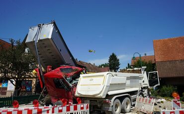Erkenbrechtsweiler: Schwerer LKW Unfall - Rettungshubschrauber im Einsatz