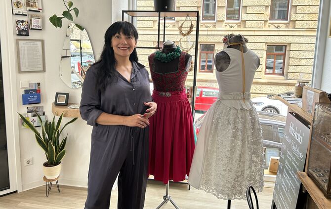 Zwei ihrer Dirndl hat Brenda Figueroa-Schreck aktuell im Laden "Maki" direkt bei ihrem Atelier in Stuttgart-West ausgestellt.