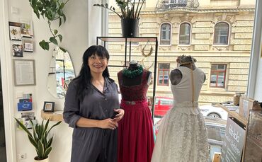 Zwei ihrer Dirndl hat Brenda Figueroa-Schreck aktuell im Laden "Maki" direkt bei ihrem Atelier in Stuttgart-West ausgestellt.