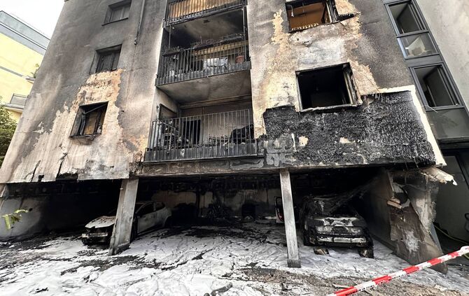 3. Alarm: Massives Feuer von unterstehender Pkw greift auf Gebäude über