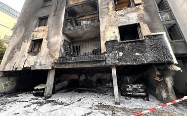 3. Alarm: Massives Feuer von unterstehender Pkw greift auf Gebäude über