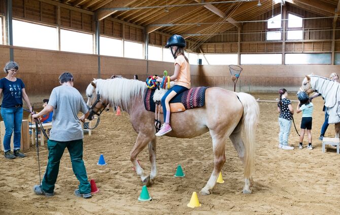 Ukrainische Kinder dürfen beim Förderverein am Schlossberg Pferde streicheln und auch mal in den Sattel steigen, Kernen, 02.08.2