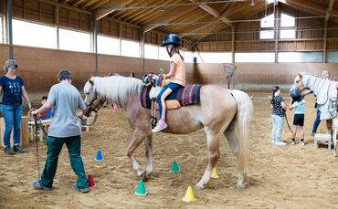 Ukrainische Kinder dürfen beim Förderverein am Schlossberg Pferde streicheln und auch mal in den Sattel steigen, Kernen, 02.08.2