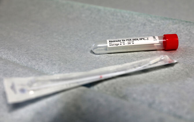 Coronatest Corona Schnelltest Symbolfoto