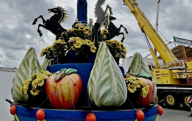 Schale mit Fruchtsäule im HIntergrund