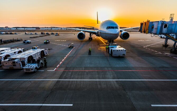 Flughafen Symbolbild Urlaub Flugzeug