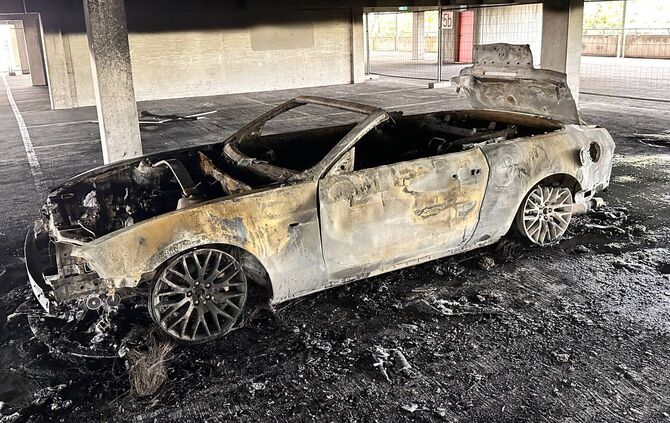 SCHON WIEDER: Trotz Festnahme eines Brandstifters brennt heute Nacht erneut ein Fahrzeug in Parkhaus