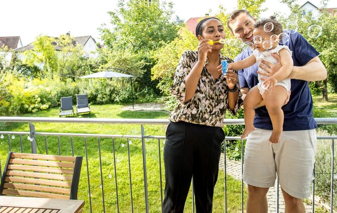 Angebot für junge Familien in Waiblingen: Mikal Reda-Schröder und Daniel Schröder mit ihrer Tochter, 07.08.2024.