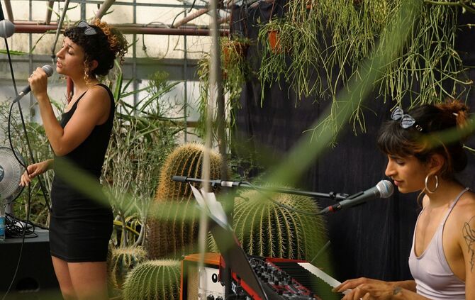 GLASHAUS 2023; links Leila Kleinheins, rechts Jasmin Kleinheins; Foto von Jule Heid.