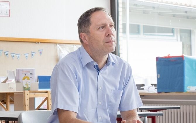 Demokratieprojekt der 3. Klasse der Grundschule Birkmannsweiler - OB Holzwarth in der Klasse während der Podcast an die Wand gew