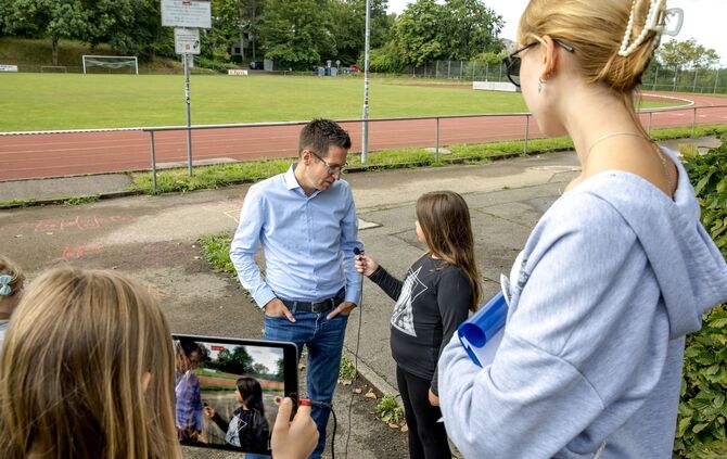 Erster Bürgermeister Peter Schäfer besucht die KinderKreativWochen in der Gemeindehalle Neustadt, Waiblingen, 21.08.2024.