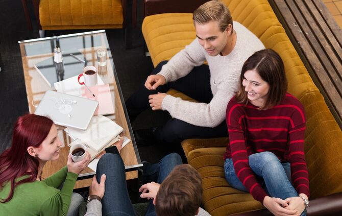 freunde treffen sich zu hause und reden