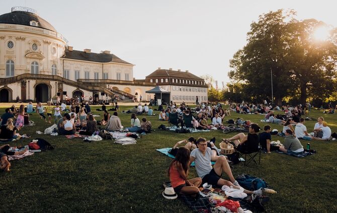 39_schloss-solitude_bergkonzert-2022_gaeste-vor-dem-schloss_foto_jamhed_keshavara_ilkay-karakurt_ssg-pressebild