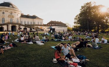 39_schloss-solitude_bergkonzert-2022_gaeste-vor-dem-schloss_foto_jamhed_keshavara_ilkay-karakurt_ssg-pressebild