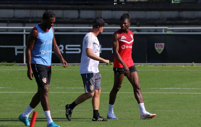 Trainer Sebastian Hoeneß und Stürmer El Bilal Toure
