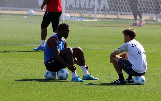 Dan-Axel Zagadou im Gespräch mit Co-Trainer David Krecidlo