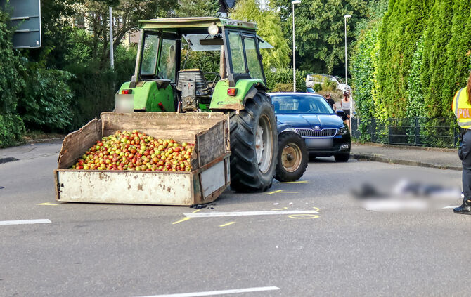 Schwerer Unfall , Motorrad gegen Traktor, Hohnweiler Str., Weissach-Oberweissach, 03.09.2024.