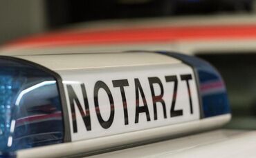 Der Schriftzug «Notarzt» ist an einem Einsatzfahrzeug zu sehen