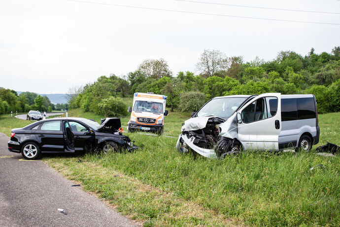 Kleinbus Prallt Frontal Auf Pkw Vor Rudersberg Michelau Startseite Zeitungsverlag Waiblingen