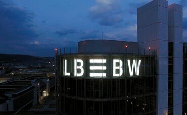 lbbw_stuttgart_bei_nacht_print_m