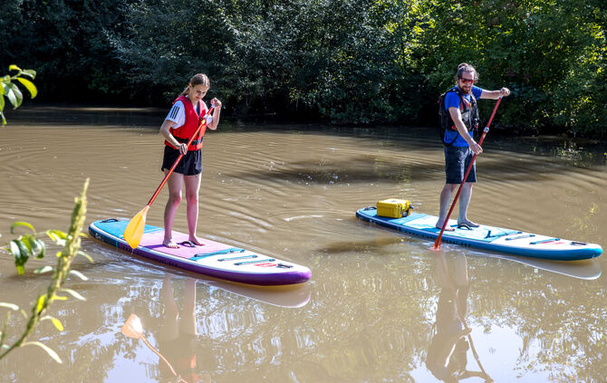 Unsere Werkstudentin Maja Fiedler im Selbstversuch beim Stand-Up-Paddling auf der Rems in Waiblingen, 05.09.2024.