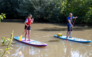 Unsere Werkstudentin Maja Fiedler im Selbstversuch beim Stand-Up-Paddling auf der Rems in Waiblingen, 05.09.2024.