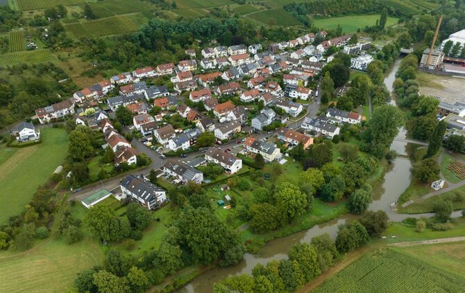 Luftbild Wohngebiet Trappeler mit Remsstr., Rems und Birkelspitze, Weinstadt, 06.09.2024.
