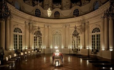Bei der Nachtführung erleuchten die Räume im Schloss Solitude im Kerzenschein.