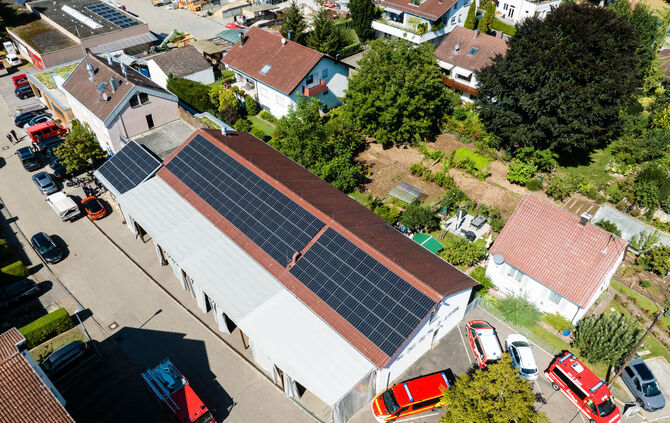 Luftbild PV-Anlage auf dem Dach des Feuerwehrgerätehaus Winterbach, 07.09.2024.