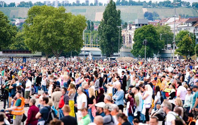 Querdenken Demo auf dem Canstatter Wasen - Tausende Menschen besuchen die Veranstaltung - Abstand wird teilweise nicht eingehalt