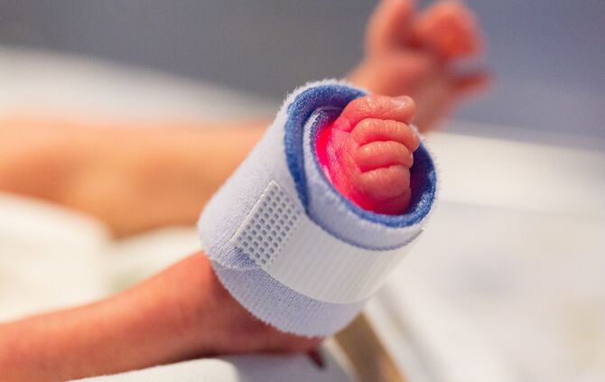 Frühchen Baby Frühgeburt Brutkasten