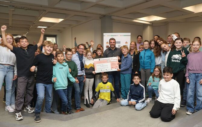 scheckuebergabe_limesgymnasium_m.metzger