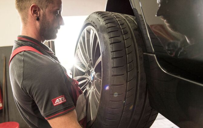Reifenwechsel in der Werkstatt