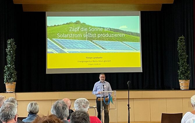 Tilman Landwehr von der Energieagentur Rems-Murr bei einem Vortrag in Urbach