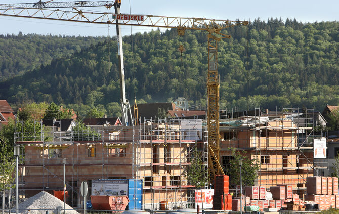Wohnung Bauen Baustelle Bau Wohnbau  Neubaugebiet Kran Baugerüst Symbol Symbolbild symbolfoto