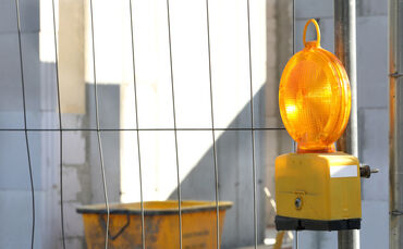 Baustelle Bauzaun Neubau Hausbau Wohnungsbau Symbol Symbolbild symbolfoto