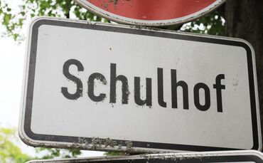 Schulhof Verkehrsschild Schule Symbol Symbolbild symbolfoto