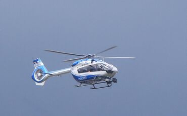 Hubschrauber Polizeihubschrauber Vermisst Vermisstensuche Blaulicht Symbol Symbolbild Symbolfoto