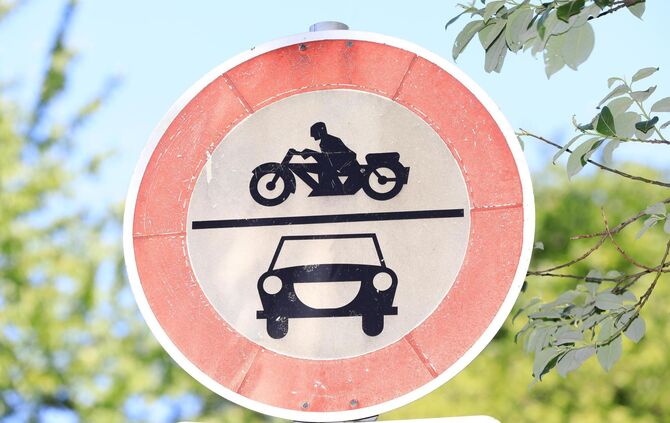 Verkehrschild Durchfahrt verboten Motorrad Auto Symbol Symbolbild symbolfoto