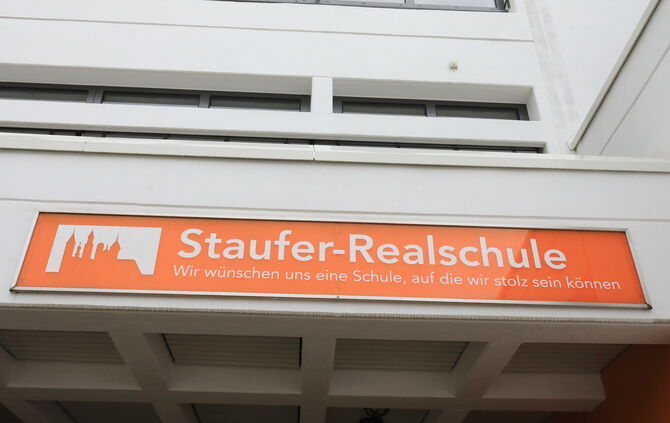Staufer-Realschule Staufer Realschule Schule Symbol Symbolbild Symbolfoto