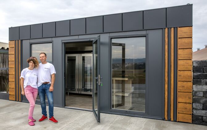 Das Ehepaar Lämmle vor dem neuen Verkaufscontainer mit Selbstbedienung für Putenfleisch, Putenfarm Lämmle, Leutenbach, 23.09.202