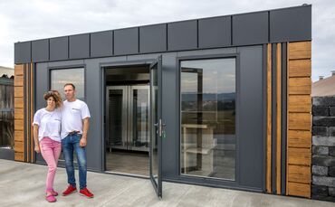 Das Ehepaar Lämmle vor dem neuen Verkaufscontainer mit Selbstbedienung für Putenfleisch, Putenfarm Lämmle, Leutenbach, 23.09.202