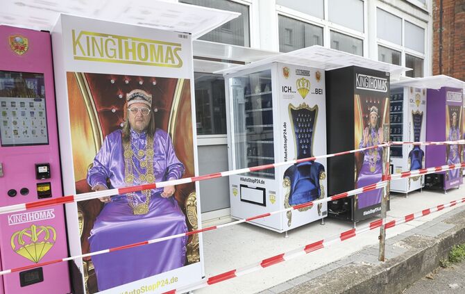 Thomas Hornauer hat mehrere Automaten vor seinem Lichtkristallzentrum in Plüderhausen augestellt