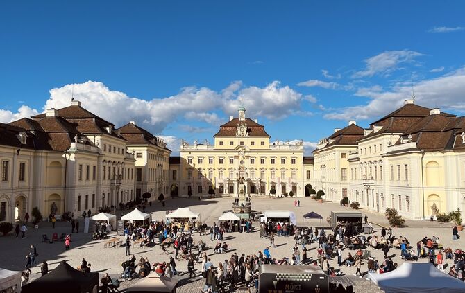 popupimschloss-designmarkt-streetfood-ludwigsburg-residenzschloss-innenhof_bild-hallo-ludwigsburg