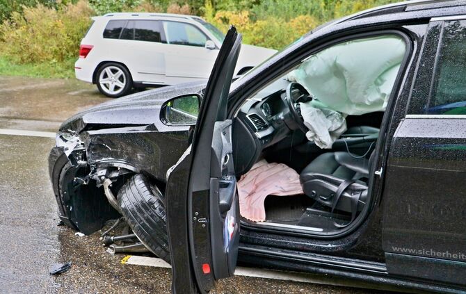 ***INFO- & BILDERUPDATE PRESSEMITTEILUNG***Volvo SUV gerät in Gegenverkehr und prallt dort auf Tesla - Polizei sucht Zeugen