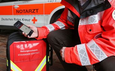 Rettungssanitäter Sanitäter Blaulicht Rotes Kreuz Symbolbild Symbol Symbolfoto